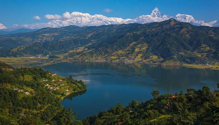 फेवा झील नेपाल दर्शनीय स्थल में सबसे प्रसिद्ध जगह है