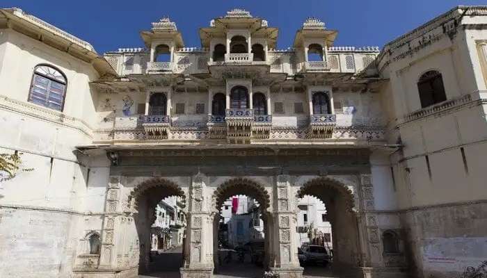 उदयपुर दर्शनीय स्थल बागोर की हवेली में घूमने के लिए सबसे पुरानी और लोकप्रिय जगह है