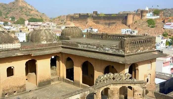 बादलगढ़ फोर्ट राजस्थान के प्रसिद्ध पर्यटक स्थल है