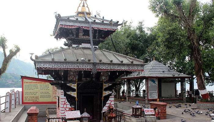 पोखरा दर्शनीय स्थल में बाराही मंदिर काफी प्रसिद्ध है