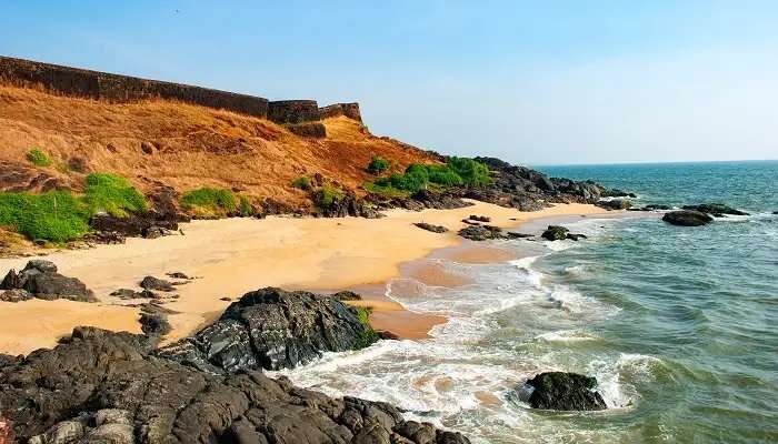केरल के दर्शनीय स्थल में घूमने के लिए सबसे अच्छी जगहों में से एक बेकल के समुद्र तट का दृश्य पर्यटकों को आकर्षित करता है
