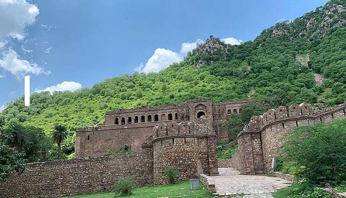 जयपुर के दर्शनीय स्थल भानगढ़ किला को डरावनी जगहों में से एक गिना जाता है