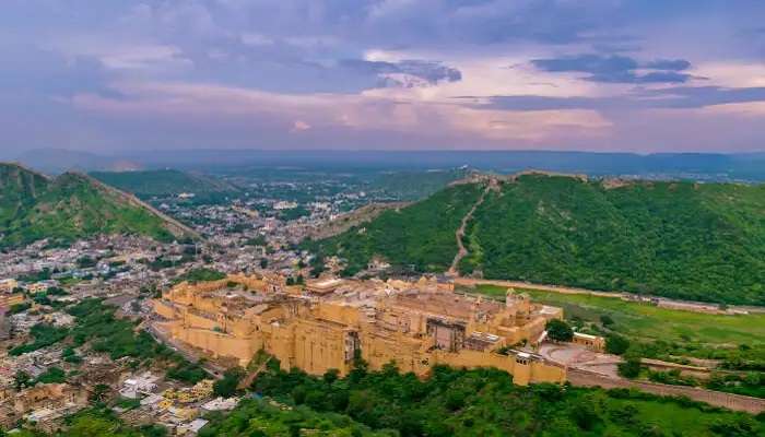 जयपुर के दर्शनीय स्थल भूतेश्वर नाथ महादेव में श्रद्धालु पूजा अर्चना कर रहे है