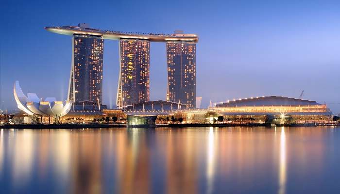 मरीना बे सैंड्स सिंगापुर में घूमने के लिए अद्भुत जगहों में से एक है