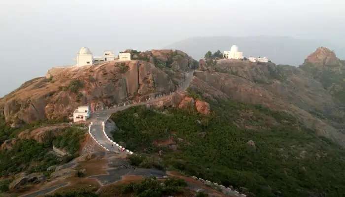 माउंट आबू में गुरु शिखर राजस्थान के प्रमुख पर्यटन स्थल में से एक है