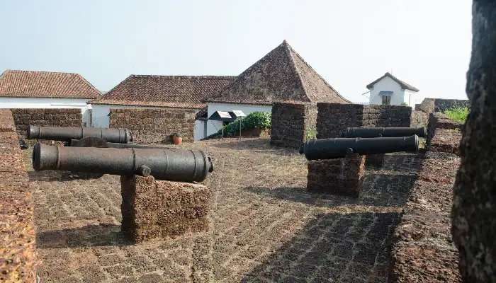 रीस मोगोस किला गोवा में घूमने की जगहें में से एक है