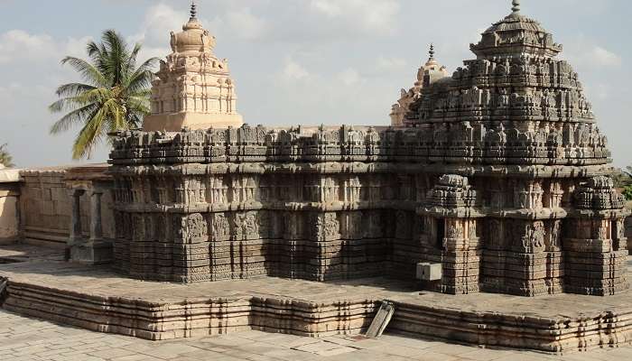 लक्ष्मी नरसिम्हा मंदिर हम्पी का तीर्थस्थल है