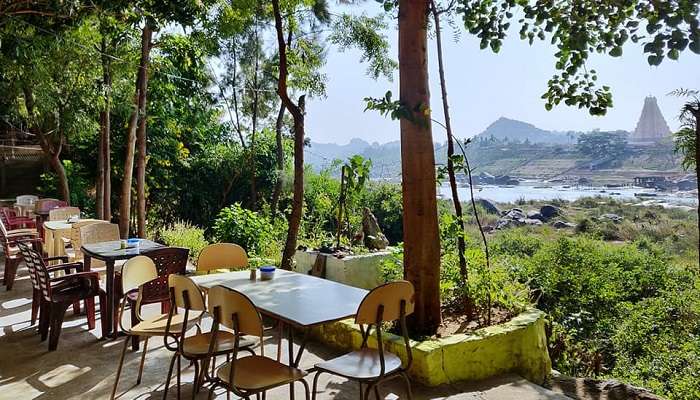 लाफिंग बुद्धा कैफे हम्पी भारत आकर्षक स्थल में सबसे अच्छी जगहों में से एक है 