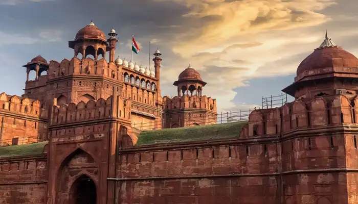 लाल किला दिल्ली के पर्यटन स्थल में से एक है