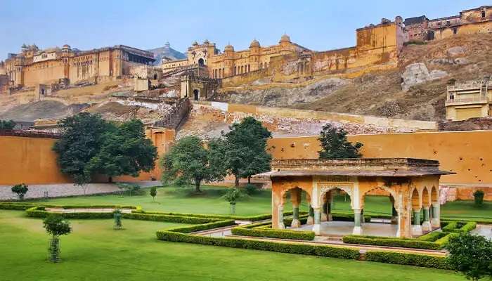 जयपुर के दर्शनीय स्थल रानी सिसौदिया के बीच का दृश्य पर्यटकों का मन मोह लेता है