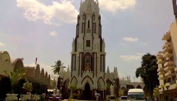 सेंट मैरी बेसिलिका बैंगलोर दर्शनीय स्थल में घूमने के लिए सबसे खूबसूरत जगहों में से एक है