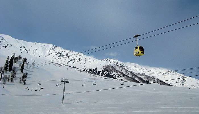 Embark on a gondola cable ride as it is one of the best things to do in Kashmir.