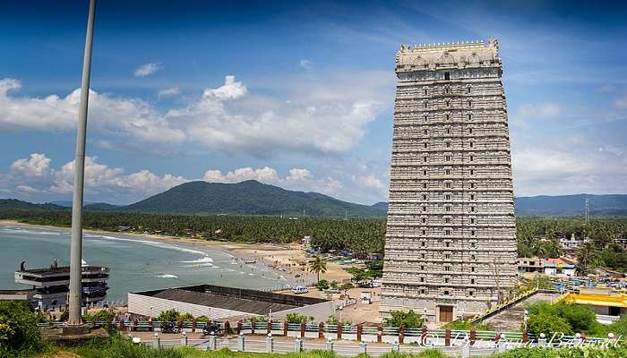 Murudeshwar Beach is one of the best places to visit