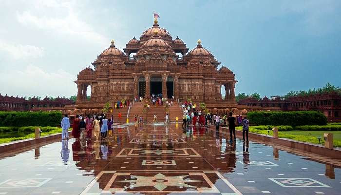 stunning view of Akshardham Temple, one of the best-known tourist places in Delhi