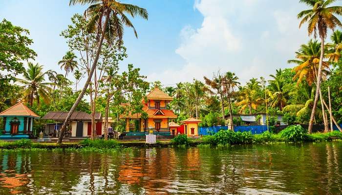 Stay In A Houseboat, one of the best things to do in Kerala