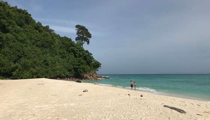 Ko Phai Island is a beautiful spot to sunbathe and have picnics on beaches.