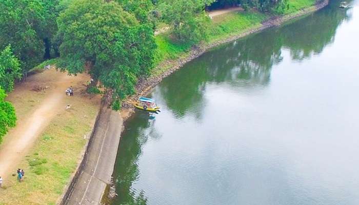 Mahiyanganaya Sorabora Lake, among Sri Lanka tourist places