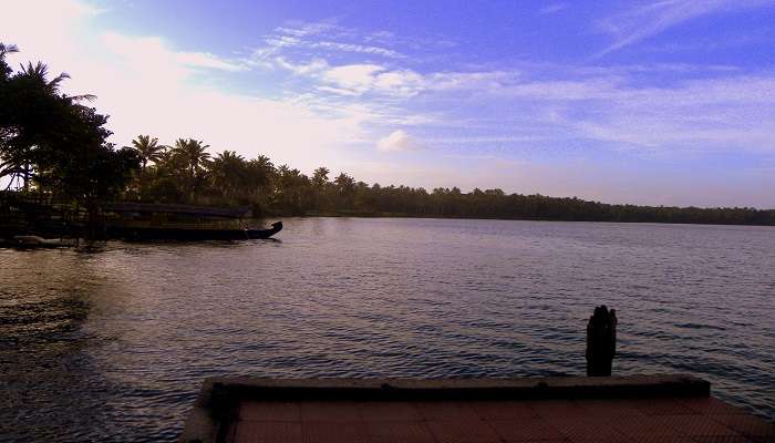 This small lake is a perfect spot for picnics and is one of the top places to visit in Kollam.
