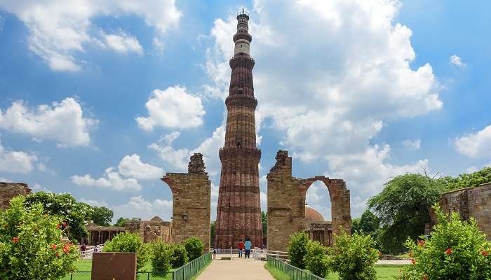 Qutub Minar- romantic places in Delhi