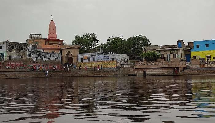 Bathing in Radha Kund, things to do in Vrindavan