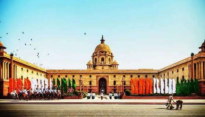 Rashtrapati Bhawan is official residence of the President of India, one of the best tourist places in Delhi