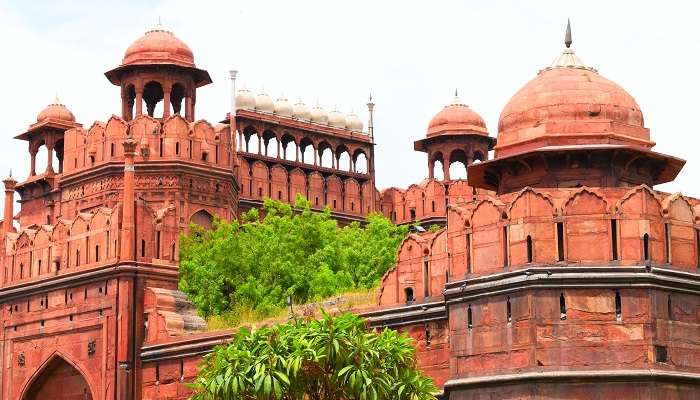 A stunning view of red fort