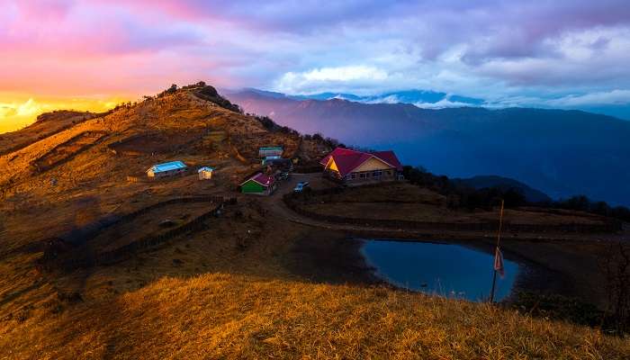 The jaw-dropping view of trekkers mid-Sandakphu. 