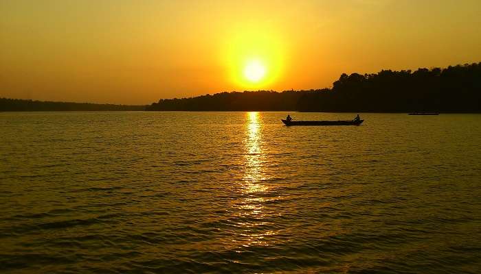 A breathtaking scenery at the Sasthamcotta Lake, one of the best places to visit in Kollam.