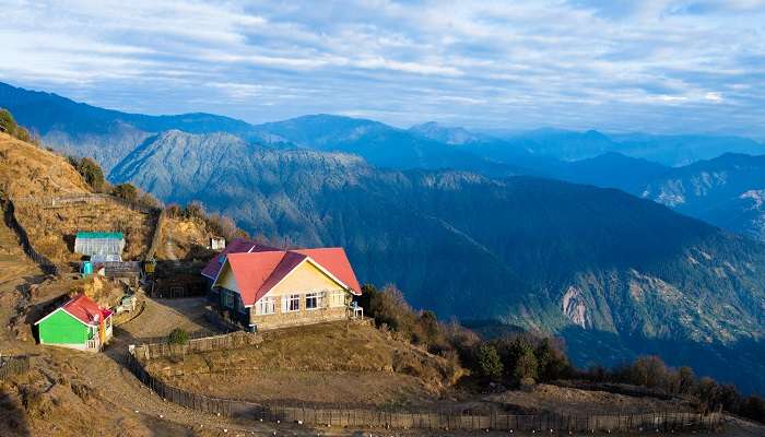 The scenic landscape of one of the thrilling places to visit in Darjeeling- Singalila National Park.
