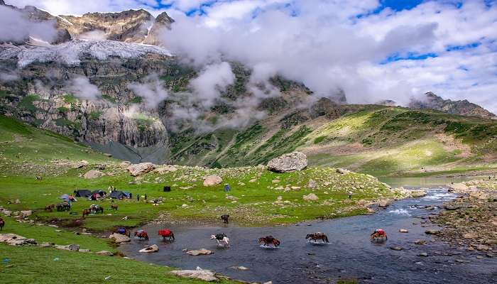 A spectacular view of Sonamarg, one of the best places to visit near Srinagar