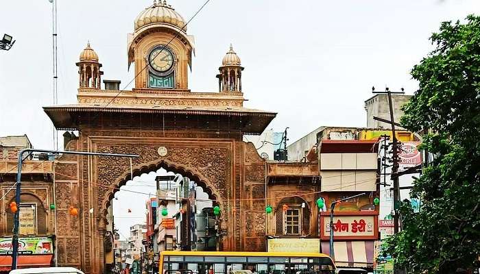 Tilak Dwar in Mathura is one of the must visit places of Mathura to purchase pooja thali and trinkets.