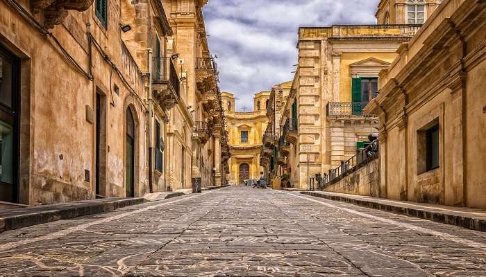 Discover the local streets Quadrilatero D’Oro in Italy