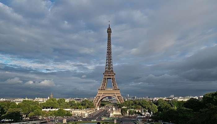 Paris is one of the romantic city to enjoy the wonderful view of the eiffel tower on the solo trip. 