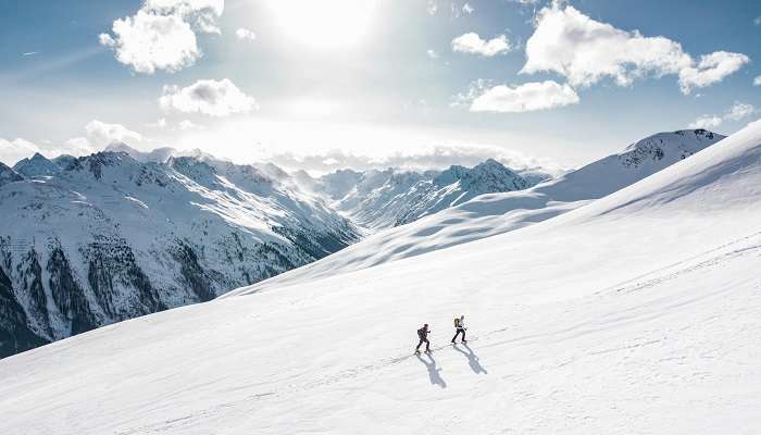 Skiing in Auli, hot chocolate, piping hot Himalayan brunches and magnificent views