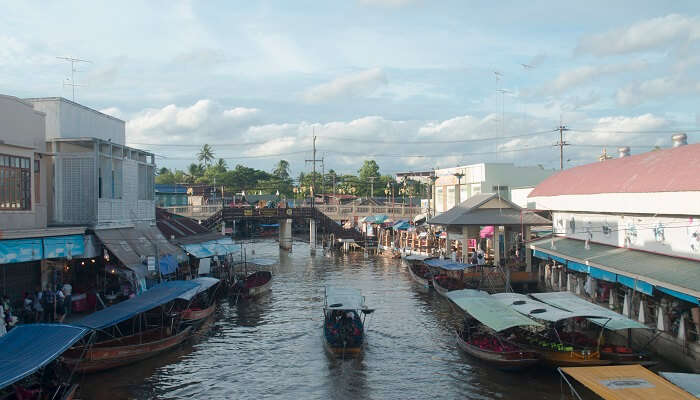 Floating market of Amphawa