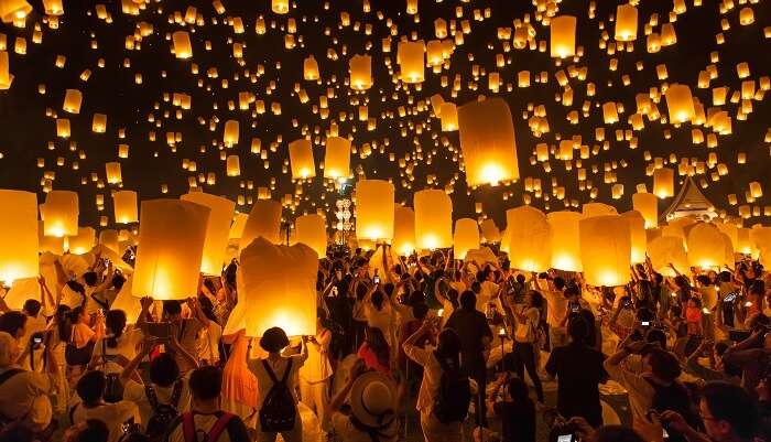 People in Sukhothai celebrating Loy Krathong while releasing hundreds of lantrens