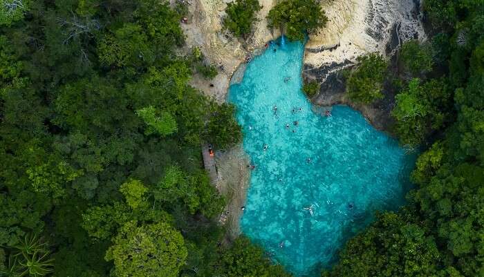 Piscine émeraude vue aérienne