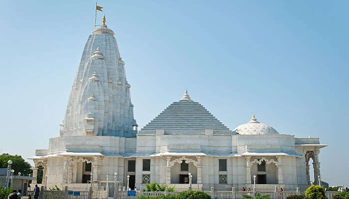 The impressive Birla Mandir in Jaipur is made of white marble making it one of the best places to visit in Jaipur in 2 days
