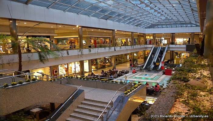 Get the more than 50 stores in the Centro Comercial Moda Shopping Centre.
