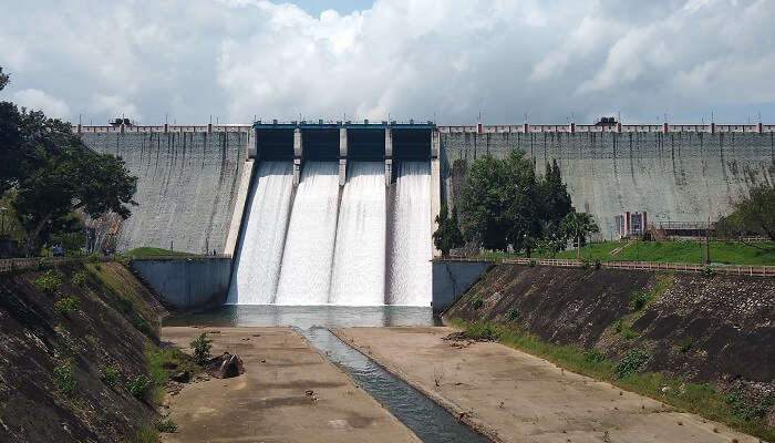 Check out the scenic view of Neyyar Dam for the best one-day trip places in Trivandrum