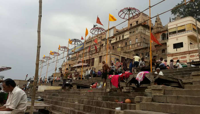 People worshiping at Dashashwamedh Ghat, one of the best places to visit in Bharuch