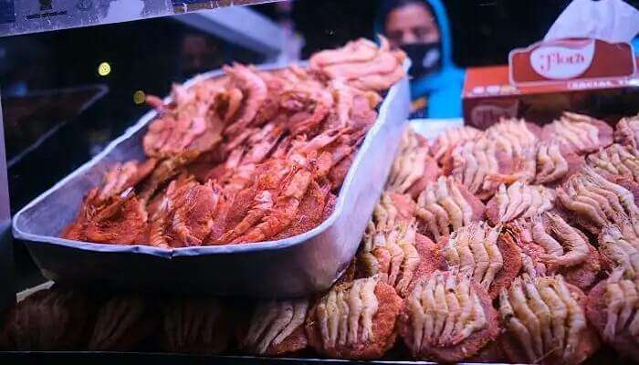 Isso Vadai is a great option for seafood lovers who want to eat street food in Colombo.