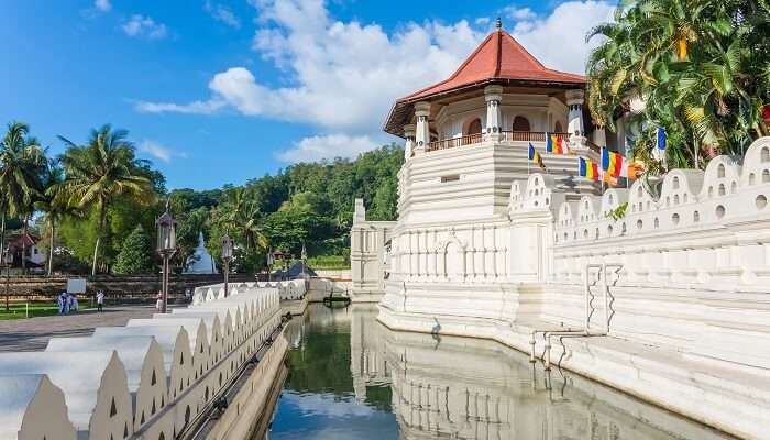 Explore the cultural sites of Kandy on an exciting Sri Lanka bike tour