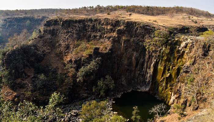 The waterfall is counted among the best tourist places near Indore within 100 km. 