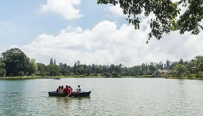 While exploring the hill stations in Tamil Nadu, head to Yeracaud for an enchanting view of Yercaud Lake