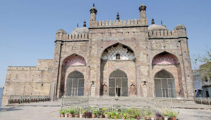 Alamgir Mosque is one of the must visit tourist places in Varanasi for 2 days.