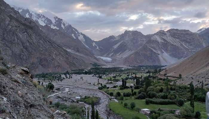 Spectacular Darkot Valley with a stunning backdrop of mountains that makes it one of the top places to visit in Munsiyari.