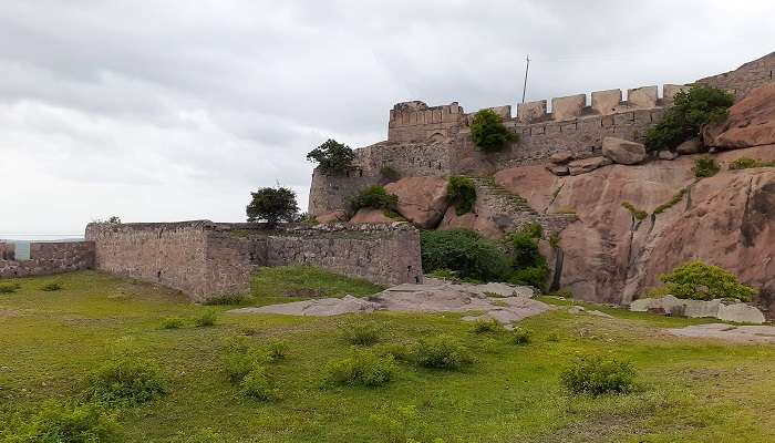 Koppal Fort, popularly known as Koppana Nagar, is one of the iconic places to visit in Koppal