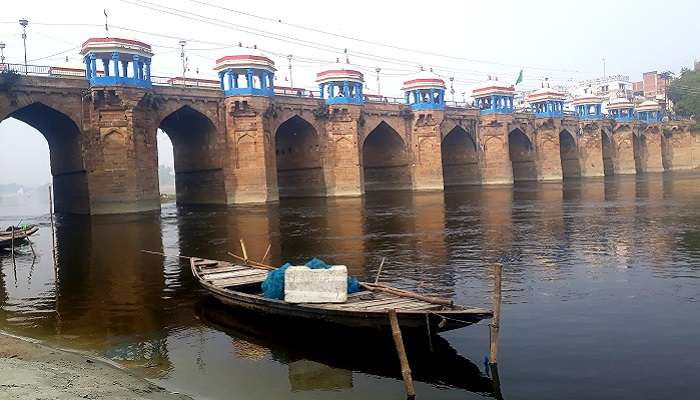Take in the view of Gomti river from one of the famous places to visit in Jaunpur, the Jaunpur bridge.