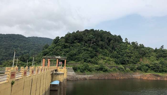 Le barrage de Siruvani est l'une des destinations populaires dans et autour d'Ottapalam, entouré d'une forêt verdoyante.